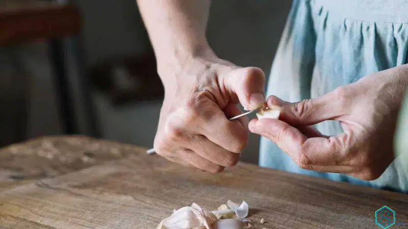 Cách ăn tỏi đúng cách và tốt cho thận