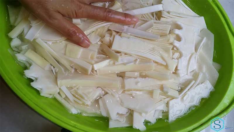Bước 2: Tiến hành làm măng chua ăn sống