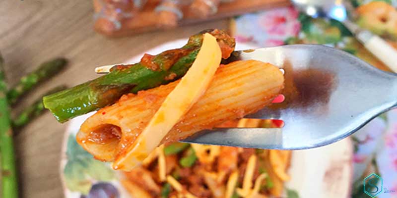 Nui xào trứng măng tây