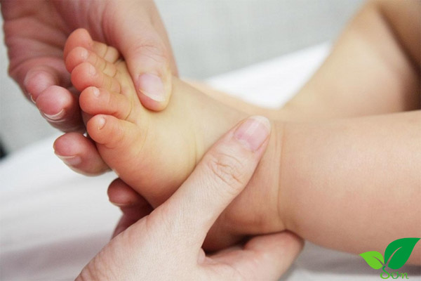 Bé bị vàng da điều trị thế nào?