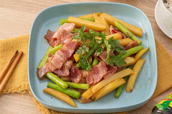 Măng tây xào khoai tây và thịt ba rọi