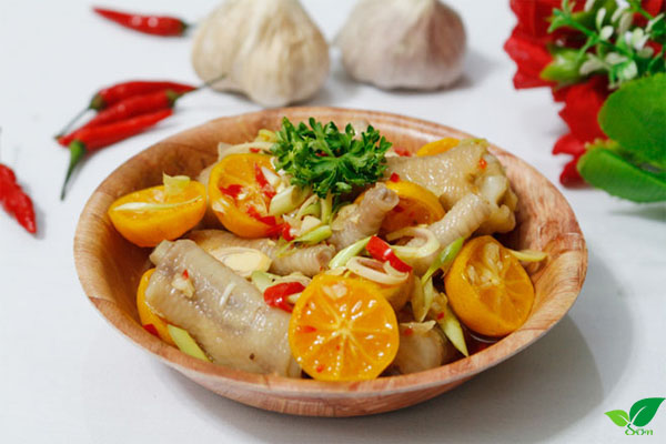 Bước 3: Ngâm chân gà vào sả tắc và nếm gia vị vừa ăn