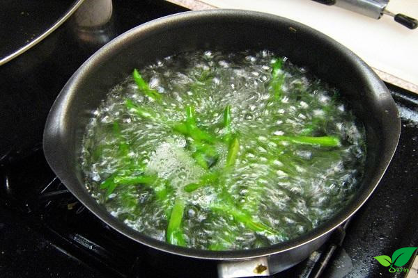 Sơ chế và trụng rau muống