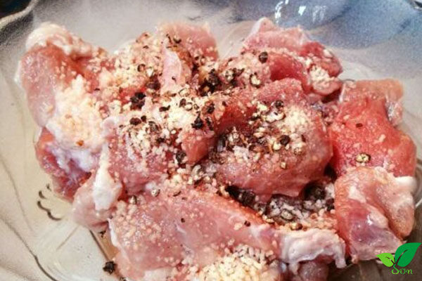 Bước 2: Uớp Thịt