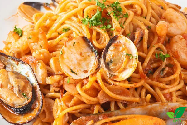 Mì Ý hải sản nấu cùng lá nguyệt quế khô (bột nguyệt quế)